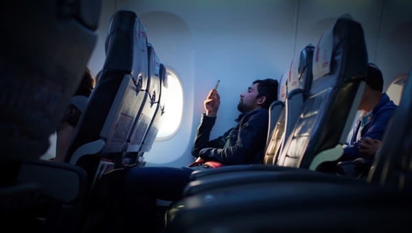 Патниците во авионите од следната година ќе можат да користат мобилни податоци на своите телефони